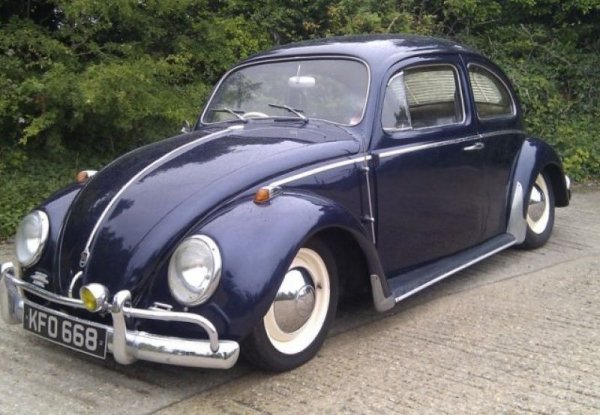 След войната компанията VW е съхранена от британските окупационни власти и след това е национализирана. През 1960 правителството на ФРГ решава да приватизира Volkswagen, като обаче запазва 20% от капитала. Други 20% се контролират от местната власт в провинция Долна Саксония. 
