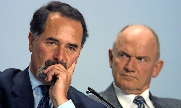 Пиех се оттегля като председател на Надзорния съвет - длъжност, на която ще остане чак до пролетта на 2015, и назначава Бернд Пишетсрийдер за свой наследник като главен изпълнителен директор. 
НА СНИМКАТА: Пишетсрийдер (вляво) и Пиех
