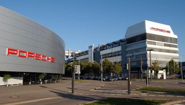 Компанията Porsche, притежавана от наследниците на стария Фердинанд Порше, обявява намерението си да купи 20% дял във Volkswagen. По-късно същата година Porsche увеличава дела си до 29.9%, което подхранва спекулациите, че ще се опита да придобие и контролния пакет. 
