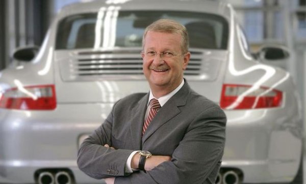 Porsche внася задължително предложение за изкупуване на VW, след като делът й в концерна надхвърля 30%. Надзорният съвет, окуражаван от тогавашния изпълнителен директор на Porsche Венделин Видекинг, одобрява план за увеличаване на дела над 50%. 
През октомври фамилният холдинг Porsche SE обявява, че държи общо 74% от VW чрез акции и опции върху акции. Това принуждава различни хеджингови фондове трескаво да започнат да изкупуват оставащите акции, за да покрият късите си позиции, и за няколко дни повишава цените на книжата десетократно, превръщайки VW в компанията с най-висока пазарна капитализация в света. 
НА СНИМКАТА: Венделин Видекинг
