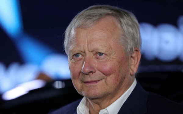 През януари Видекинг потвърждава, че Porsche вече има 50.8% от акциите с право на глас във VW. Междувременно обаче заради глобалната финансова криза Porsche се оказва в невъзможност да обслужва заемите, с които е придобила акциите. Вместо планираното поглъщане, тя предлага сливане с VW. Фердинанд Пиех е съгласен, стига Porsche първо да въведе малко ред в дълговете си, надхвърлящи вече 9 милиарда евро. Председателят на Porsche Волфганг Порше, който е първи братовчед на Пиех, уговаря борда да продаде пакет от акции на Катар за 5 милиарда. Венделин Видекинг е отстранен, а през декември VW на свой ред купува 49.9% от Porsche AG - компанията за автомобили на холдинга Porsche SE. 
НА СНИМКАТА: Волфганг Порше
