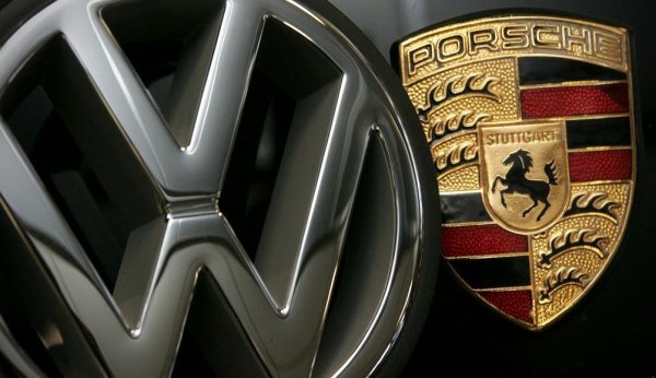 Пострадали от истерията през 2007 хеджингови фондове и други инвеститори съдят шефовете на Porsche SE за пазарни манипулации и измама с ценни книжа, като стойността на колективния иск е над 2 милиарда евро. Това отлага сливането с VW. 

