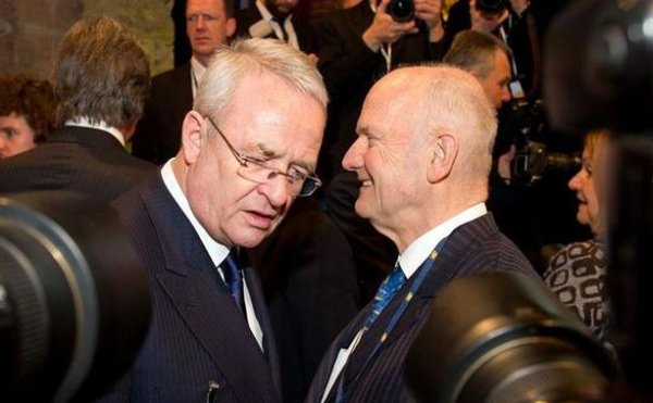 Фердинанд Пиех "оттегля доверието си" от тогавашния главен изпълнителен директор на VW Мартин Винтеркорн. Няколко месеца след това гръмва скандалът "Дизелгейт" с манипулираните тестове за вредни емисии. Цялото ръководство на VW е отстранено, а малко по-късно като нов шеф е привлечен Херберт Дийс от BMW, който обявява курс към тотална електрификация. 
НА СНИМКАТА: Винтеркорн (вляво) и Пиех
