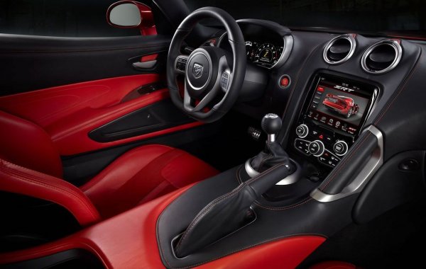 За сравнение, най-доброто Ferrari по това време - 512 TR - било с десета от секундата по-бавно от невъздържания американски автомобил в ускорението си от 0 до 100 км/ч. Колкото до времето за ускорение на 402 метра (класическата дистанция, на която се провеждат драг състезания) разликата е още по-голяма - три десети или 12.9 секунди за Dodge Viper срещу 13.2 секунди за Ferrari 512 TR. Американски суперавтомобил, който може да победи най-доброто Ferrari на своето време? Удар право в десетката за Chrysler.
Дълги години именно Viper беше автомобилът, оборудван с най-големия сериен двигател в света със своите 8.4 литра работен обем и 10 цилиндъра. И така докато американците не решиха да спрат производството след края на моделната 2016.
