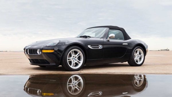 Неочаквано, на осмо място е сравнително свежият роудстър BMW Z8 от 2003 г. А сумата, платена за него през 2017 г., се оказа впечатляваща - 407 000 евро. Този автомобил, който навремето е бил изнесен в САЩ, при смяната на собствеността е изглеждал като нов. А пробегът му е бил само няколко десетки километра. Откритата германска двувратка, произведена в тираж от едва 5703 бройки (включително 555 Alpina Roadster), е оборудван с 4,9-литров атмосферен V8 двигател, развиващ 400 коня. Ускорението от място до 100 км/ч отнема 4,7 сек, а максималната скорост е 250 км/ч.