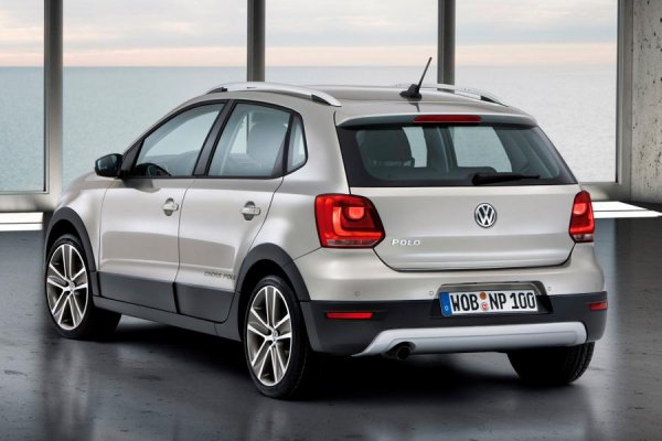 Но през 2011 г. този трик не даде резултат. Volkswagen пусна на пазара повдигнат хечбек CrossPolo, който беше приготвен по популярната днес рецепта: увеличиха клиренса с 15 милиметра и украсиха тялото с бодикит от небоядисана пластмаса. И също така надуха цената. В резултат на това само след няколко години неразбраната кола напусна много пазари. Ако от VW бяха изчакали още някоя година, сега нещата щяха да са по-различни...