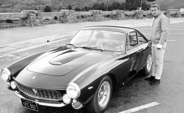 Разбира се, никой корав мъж с апетит за скорост не може да се спре само на едно "Черно конче". Всъщност, актьорът притежава общо четири модела на Ferrari през краткия си живот, включително 275GTS и NART Spyder, който веднъж е яко ударен от камион. Последният от квартета е 250GT Lusso, стилен турър, купен от първата съпруга на Маккуин и боядисан в кафяво - вероятно да съвпадне с многото му кожени якета.