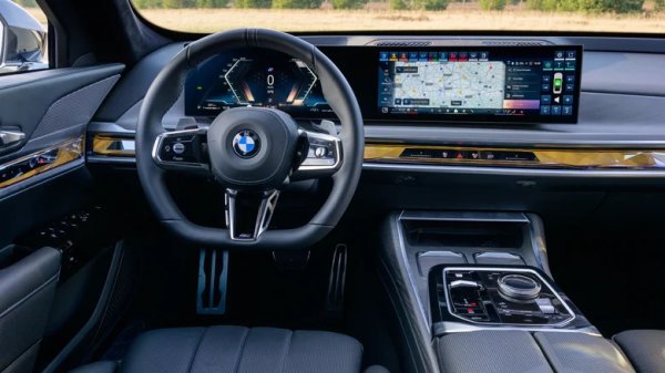 По отношение на пренасянето в друго измерение, BMW 7-Series също е топ избор заради озвучителната си система, благодарение на 36-те високоговорителя на Diamond Surround Sound System. Тя е чудо, което си струва да се види, почти изравнявайки се с 38-те говорителя в Cadillac Celestiq.

Системата Diamond ви позволява бързо да регулирате звуковия профил. Можете да имитирате звука от присъствие на концерт или да насочите музиката само към задните високоговорители с едно бързо докосване. Можете също да регулирате интензивността на 3D съраунд звука.

