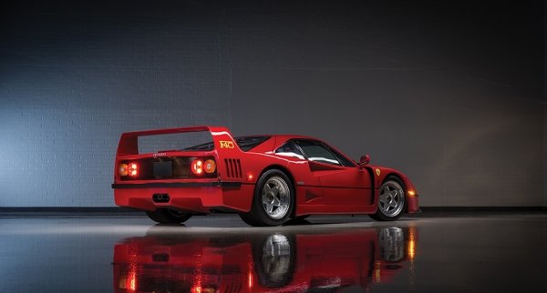 Ferrari F40
В техническо отношение F40 е много близък до 288 GTO. Но като възможности го превъзхожда забележимо. Всъщност това е най-бързият сериен автомобил, когато дебютира на пазара.
