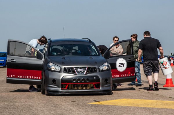 На върха в списъка на рекордьорите сред всъдеходите както по мощност, така и по максимална скорост е един модифицираният Nissan Qashqai. Британеците от Severn Valley Motorsport превърнаха семейния автомобил в болид: кросоувърът получи модернизирани двигатели от Nissan GT-R, показвайки на стенда мощност от 2000 конски сили! По права линия Qashqai-R успя да достигне скорост от 382,7 км/ч, като изпреварва предишния рекордьор с почти 13 км/ч.