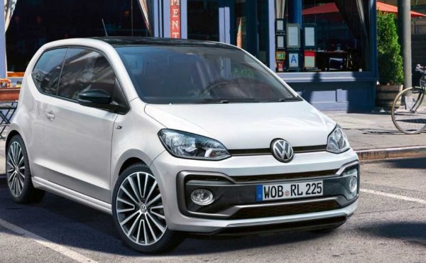 За разлика от своите „братя“ Skoda Citigo и Seat Mii, които вече се продават само с електромотори, най-малкият Volkswagen все още е достъпен с двигател с вътрешно горене. Има дори версия R-Line (на снимката). Мъникът е достъпен в няколко варианта на 1,0-литровия си бензинов мотор, които развиват от 65 до 115 к.с. Има и версия на газ.