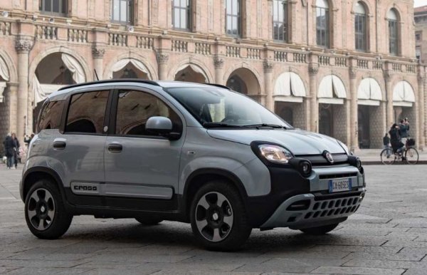 Италия вероятно е последната страна в Европа, която ще се откаже от малките автомобили. Fiat Panda отдавна е издигнат в култ и през тази година отбелязва своята 40-годишнина. Сега моделът се предлага в хибриден вариант с 1,0-литров двигател със 70 к.с., а също така и с бензинов мотор 1.2, развиващ 69 к.с. Има версии с 4х4, както и на природен газ.