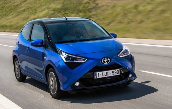 Второто поколение на Aygo излезе през 2014 г., като се предлага във варианти с 3 или 5 врати. Пок капака на малкия хечбек, както и при &bdquo;братчето му&ldquo; Peugeot 108, е поставен 1,0-литров двигател със 72 к.с. Бъдещето на тази Toyota е под сериозна въпросителна, след като французите (Citroen също) са на път да се откажат от своите модели в този клас.