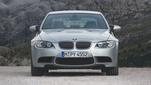 Само въпрос на време е единственият V8 M3, произвеждан някога, да се присъедини към по-старите си колеги като ценен класически М автомобил. С произведените над 65 000 бройки V8 M3 изборът е предостатъчен. 

Специалните издания на модели като 4,4-литров CRT и готов за писта GTS вече са много скъпи, но стандартен автомобил с малък пробег все още е страхотна покупка. Уверете се, че е добре поддържжан и E90 поколение M3 може да бъде солидна инвестиция.