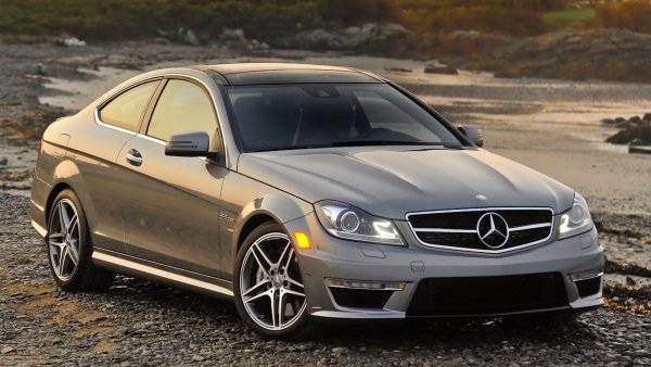 Почти всеки Mercedes получава AMG-версия в наши дни, но когато четвъртото поколение C-Class беше пуснато на пазара, това беше предимно запазено за моделите от най-висок клас. C63 AMG беше моделът Mercedes, изправен срещу съвременните BMW M3 и Audi RS4. И трите имаха V8 мощност, но C63 имаше двигателя с най-голям капацитет досега.

С обем от 6,2 литра, този двигател M156 формира основата за няколко други модела на AMG, включително E63 AMG и SL 63 AMG. Той развива &bdquo;едва&ldquo; 451 к.с. в базовия C63, но въпреки това предлага феноменално ускорение. Пакетът Performance добавя още 29 к.с., подобрени спирачки и някои уникални интериорни елементи.
