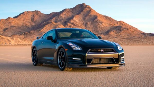 Повечето автомобили се борят да останат уместни и конкурентоспособни в своите сегменти през 7-8-годишен производствен цикъл, но Nissan GT-R беше там с най-доброто в своя клас до самия край. Неговата комбинация от задвижване на четирите колела, трансмисия с двоен съединител и мощност с двоен турбокомпресор не беше толкова обичайна, когато беше пусната на пазара, но много конкуренти последваха тази рецепта оттогава. 

Безкрайните актуализации и фини настройки през годините направиха GT-R още по-добър и ако обмисляте такъв като бъдеща инвестиция, той трябва да бъде напълно наличен и за предпочитане един от специалните модели като Nismo или Skyline Edition.