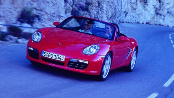 911 хвърля толкова голяма сянка, че много други достойни модели на Porsche не получават вниманието, което заслужават. Второто поколение Boxster е един такъв автомобил. Благодарение на това, че се нарича &bdquo;911 за бедни&ldquo; и някои проблеми с надеждността на по-ранните модели, цените все още са ниски.

Това няма да е така завинаги и затова е добре да потърсите актуализираните модели 987.2, които идват с ревизиран и по-мощен 3,4-литров мотор. Ръчните скорости са идеални за тези автомобили, но PDK системата с двоен съединител във фейслифта също е страхотна.