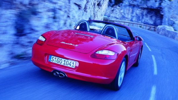 Двигател &ndash; 3,4-литров боксер

Мощност &ndash; 320 к.с

Въртящ момент &ndash; 360 Нм

Ускорение от 0 до 100 км/ч - 5,2 секунди