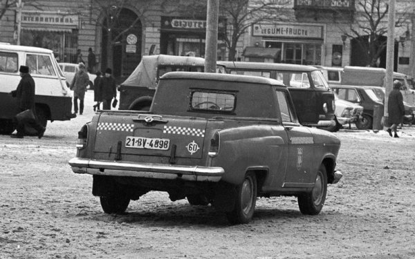 Има немалко оцелели образци на товарни Волги и от другите държави в соцлагера. Тази на снимката е румънска, явно базирана на комбито ГАЗ-22. 
