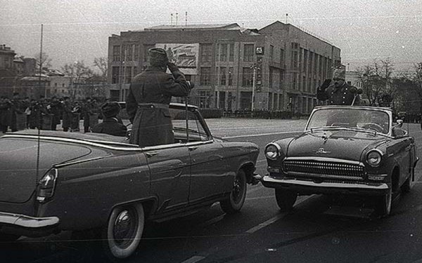 Съветската промишленост винаги е следвала безсмъртния девиз на Остап Бендер: автомобилът не е разкош, а превозно средство. По тази причина нито една фабрика не може да си позволи серийно производство на такава глезотия като кабриолет. Но за парадни нужди се налага известен брой Волги да бъдат приспособени, за да могат генералите да дефилират пред войските. И тези кабриолети са дело на армейските авторемонтни заводи. 
 