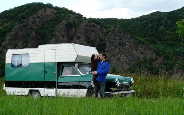 Това е изцяло частен проект на един чешки собственик на ГАЗ-21, превърнал машината си в модерен кемпер. Колкото и да е куриозно, самоделката изглежда по-добре направена от немалко заводски версии от времената на соца. 
