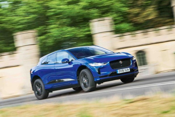 Дори осем години след представянето си I-Pace не изглежда остарял: с пробег от почти 300 мили, скорост на зареждане от 100 kW, 394 к.с. и ускорение от 0 до 100 км/ч за под 5 секунди, той все още е конкурентен.

Той беше от решаващо значение за доказването, че електрическите автомобили могат да бъдат желани и способни, а не скучни и компрометирани. За разлика от американския си съвременник, I-Pace не се нуждаеше от трикове като криловидни врати и &bdquo;Fart mode&ldquo;, за да спечели благоразположението на първите потребители. Вместо това беше просто убедително елегантен SUV от висок клас &ndash; просторен, луксозен и професионално оформен.
