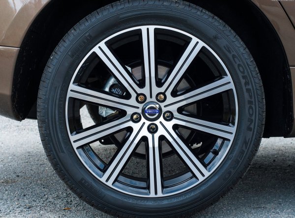 Лагерите на предните подпори, които са слабо защитени от мръсотия, се увреждат преди 100 000 км, ако бъдат зацапани. Стойки и втулките на стабилизаторите са в състояние да издържат 80 000-100 000 км. Сайлент-блоковете на рамената на предното окачване McPherson и надлъжната връзка на задната многозвенна конструкция се износват след 120 000-150 000 км. Други издържат поне 200 000-250 хиляди км.

Амортисьорите, независимо от вида на окачването (обикновено, самонивелиращо се или активно Four-C), изкарват средно около 150 000 км. Лагерите на предните колела на версиите преди фейслифна често се увреждат преди 100 000 км. 