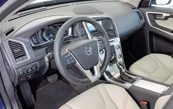 Интериорът е от високо качество, а кожената тапицерия е похвално издръжлива - плитката на волана и тапицерията на седалките рядко показват износване преди 200 000 км. Тапицерията на тавана може да бъде развалена от проникване на вода през гумените уплътнения на релсите и перката на антената на покрива.

Електрическото окабеляване на огледалата може да се разпадне за 5-7 години - в същото време и настройката, и отоплението на елементите спират да работят. След 100 00-120 000  км лагерите на мотора на „печката“ могат да се износят и да се наложи тяхната замяна.