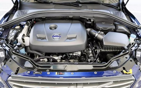 Редовият бензинов 5-цилиндров B5254T има ресурс от повече от 350 000 км. Турбокомпресорът може да обслужва без ремонт около 300 000 км. Трябва да се внимава с ремъка по същия начин, както в случая на дизеловия двигател D5244T.  Важно е да се следи работата на контролния клапан на вакуумната помпа след 100 000-140 000 км, тъй като той се износва бързо.

Твърде тънката тръба често се запушва във вентилационната система на картера и гумената мембрана в масления сепаратор може да се счупи след 4&ndash;6 години. Можете да спестите от подмяната на официално неремонтируема единица, като я ремонтирате.