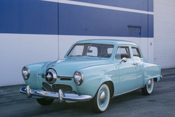 Като най-популярния модел, правен някога от американската компания Studebaker, не е изненада, че Фреди Меркюри притежаваше Champion. Произвеждан от 1938 до 1958 г., автомобилът се продава толкова добре, че спасява компанията от фалит. Моделът се отличава с ниското си тегло, а 6-цилиндровият редови двигател - с невероятната си икономичност, поради което по време на Втората световна война се използва от американската армия в различни превозни средства.