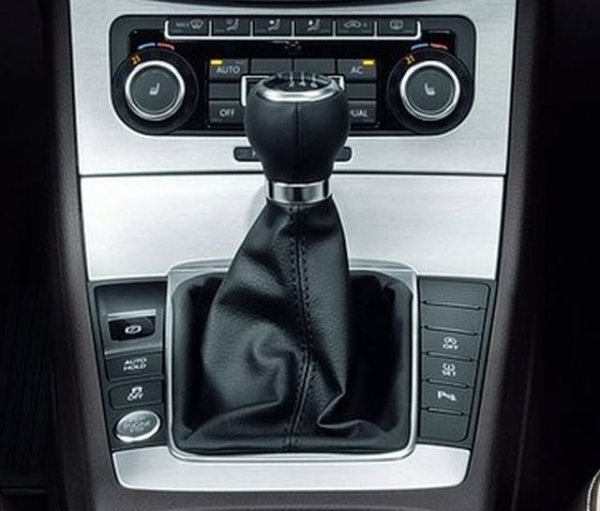 Претенции към 6-степенната механична скоростна кутия почти няма, но пък съединителят не е от най-надеждните, като се отчитат много случаи, при които той приключва още на 50 000 км. Маховикът, особено на дизелите, също не живее дълго.

Версията за САЩ се предлага с класически хидроавтомат, но тя почти не се среща в Европа. Затова и при избора на автоматик вариантите за два - 7-степенен "робот" DSG7 със "сух" съединител (DQ200) или 6-степенна DSG6 c "мокър" съединител (DQ250).
