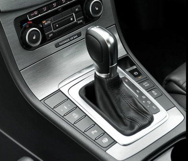 Проблемите на първата (до модернизацията през 2014 година) са широко известни - при каране предимно в градски условия съединителят бързо излиза от строя, като едновременно с това се уврежда и диференциала. След 2014 година ресурсът е увеличен до 150 000 км.

Кутията DSG6 е по-здрава и по-надеждна. При нея обикновено проблемите се дължат на запушвания с масло, които увреждат задвижващите механизми. Като цяло обаче тя изкарва 200 000 км, стига да не бъде подлагана на високи натоварвания и маслото да бъде сменяно редовно.
