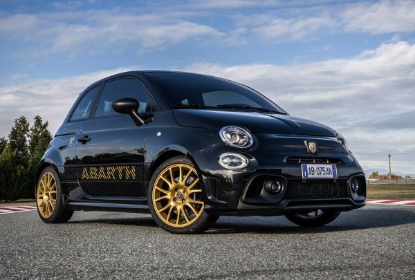 С края на производството на Fiat 500, от който произхождат, историята на Abarth 595 и 695 също приключва, което води до превръщането на марката в изцяло електрическа. Завръщането на 500 в хибридна версия, базирана на модифицираната платформа на електрическата версия, възроди надеждите за по-спортни версии, което зарадва феновете на марката. Въпреки това, остават големи въпроси относно двигателя, който трябва да се постави под капака - в момента е трудно да се намери подходящ мотор в гамата на Stellantis.
