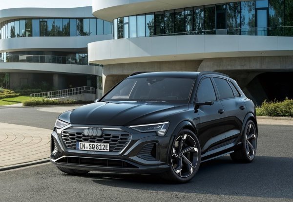 Audi Q8 e-tron и неговият вариант Sportback бяха първият електрически SUV, произведен от германската марка през 2018 г(тогава просто се наричаше e-tron). 7 години след пускането си, електрическото сцепление на SUV-тата е определено по-модерно, но фактът, че произлиза от Q8 с ДВГ, наложи компромиси, които го направиха остарял с времето.