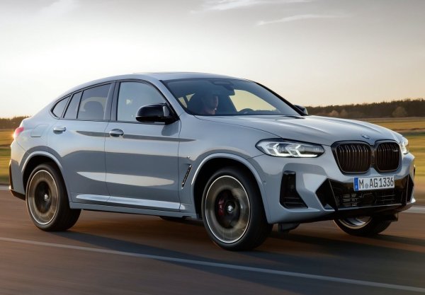 Спряно производството през ноември, второто поколение на BMW X4 напуска сцената, без дори да има наследник на хоризонта. Подобен модел ще излезе през 2026, но ще бъде само електрически и ще се нарича iX4. Ще бъде произведен до края на годината по същите механики като последния iX3, като ще представлява по-спортен вариант с наклонен покрив отзад.