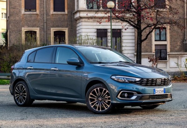 Седанът с 4 врати все още се произвежда (и ще остане на конвейера до средата на 2026), двата модела - Tipo с 5 врати и комбито  Station Wagon, напуснаха сцената. Въпреки добрите резултати, Tipo няма да има ново поколение, но ще бъде заменен до 2027 поне с няколко модела, произведени на платформата Smart Car (същата като Fiat Grande Panda). Първият ще бъде квадратен SUV с дължина около 440 см, вторият &ndash; SUV-купе с по-ниска и по-елегантна опашка.