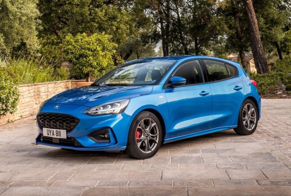 След забележителна 27-годишна кариера, пенсионирането на Ford Focus приключи, оставяйки значителна празнина в гамата на компанията. Обявено през 2022, спирането на Focus беше част от стремежа на компанията да ускори електрическия преход, като американският производител беше уверен, че може да замени модела с електрическите SUV Explorer и Capri. Нещата обаче не се развиха по план. Ford ще предприеме действия, но едва през 2027 с хибриден кросоувър, като той няма да се казва Focus, а Bronco.