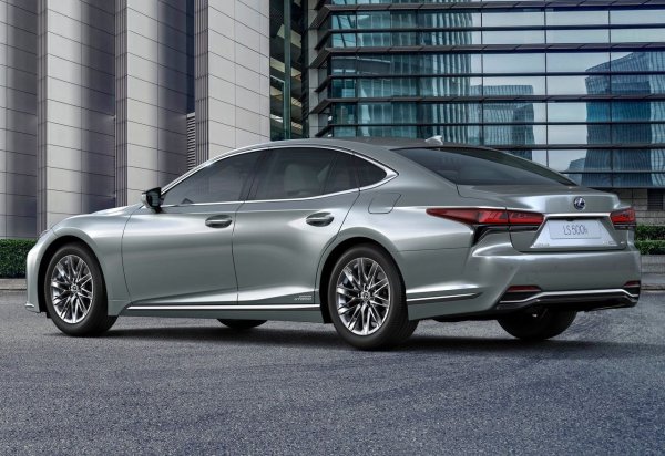 Съперник на големите германски премиум седани, Lexus LS се пенсионира, без да бъде заменен, поне засега, от също толкова престижен модел. Луксозните седани вече нямат пазара, който някога са имали, поради което групата Toyota наскоро представи две преосмисляния на своя флагмански модел - LS Coup&eacute; и LS Concept, съответно SUV-купе и шестколесен миниван. Перспективата за масово производство на тези модели в момента е неизвестна.