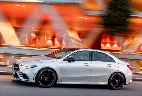 Плановете на Mercedes за новия CLA бяха да замени стария CLA и хечбека и седана A-Class с един модел. Популярността на петвратия модел обаче накара германския производител да удължи живота на модела до 2028, въпреки че седанът все още не е спрян от производство.