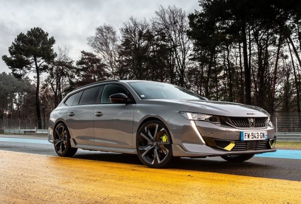 Peugeot 508, заедно с няколко други модела като Volkswagen Passat и Skoda Superb, беше един от последните големи автомобили извън SUV-тата, произвеждани от масовите марки. Седанът и комбито сега напускат гамата на френската марка, която изглежда не желае да ги замени, като вместо това насочва клиентите към 3008 и 5008.