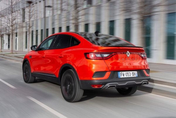 Първоначално създаден за руския пазар, през 2019  Renault Arkana се опита да повтори успеха на луксозните SUV купета в по-популярен пазарен сегмент, трансформирайки бестселъра Captur в по-елегантен модел. Шест години по-късно и след рестайлинг в средата на жизнения цикъл, резултатът не беше напълно задоволителен - дотолкова, че френският производител се отказа от проекта.