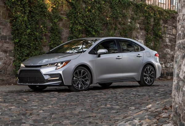 Може ли Toyota Corolla, наследникът на модела, лансиран през 1966 и с над 50 милиона продадени бройки по целия свят, да изчезне от ценовите листи? Да, дори и само временно. Японският производител премахна хибридния хечбек от пазара, като същевременно запази комбито Touring Sports и SUV Corolla Cross. Изчезването на седана обаче е само временно - на последното автомобилно изложение в Токио Toyota показа как ще изглежда следващото поколение, очаквано между края на 2026 и началото на 2027.