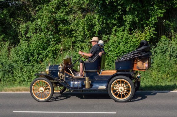 Model T на Ford революционизира автомобилната индустрия по толкова много начини, но в основата на всичко това беше автомобил, който излезе в точното време на точното място. Тази кола бързо завладя САЩ, тъй като беше проста, здрава и лесна за поддръжка. Всеки можеше да си я позволи, след като Ford свали цената благодарение на икономиите от мащаба и иновациите в производствената линия.

Единственият минус на Model T е, че Ford отказа да го актуализира през целия му жизнен цикъл. Това обаче не намалява неговия блясък. Между 1908 и 1927 г. са произведени над 15 млн. бройки от този легендарен автомобил.
