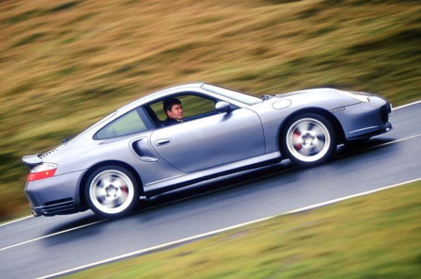 911 Turbo беше лека плашеща алтернатива на всекидневна кола поне до пускането на версията 996. Тя не толкова укроти Turbo, колкото показа всички страхотно, на което е способна тази суперкола. Сериозна роля за това играе и системата за задвижване на четирите колела, с чиято помощ по-лесно се овладяват всичките 426 коня под капака. 

Двигателят е базиран на стария мотор с въздушно охлаждане, но има водно охлаждане като всички 996. Включете още впечатляващи спирачки, страхотно управление, практична кабина и получавате е спортен автомобил, който оставя всички останали подобни модели в сянката си.