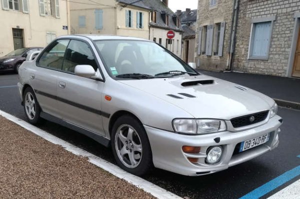 Звездите се подредиха за Subaru, когато пусна Impreza Turbo през 1992 г. Това беше бърза кола, която се представи страхотно в световния рали-шампионат благодарение на легендарния Колин Макрей. Само за една нощ Impeza Turbo се превърна в автомобила, който всички искаха да притежават. Това важи особено за Великобритания, където бяха продадени 35% от всички произведени бройки от модела.

В наши дни дори ранните екземпляри от този спортен автомобил със задвижване на четирите колела изглеждат вълнуващо и това продължава да ги прави толкова привлекателни, колкото си били и като нови.
