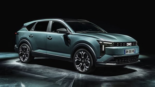 Вече ви показахме най-голямата и най-скъпа Dacia до момента с достатъчно детайли (вижте линка под статията). Но Париж ще е официалната премиера на Striker пред публика. Пак там марката ще разкрие и новото, доста променено поколение на Spring, на същата платформа като електрическото Renault Twingo. 
