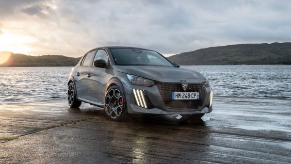 Най-вълнуващата нова кола при французите ще е възроденото 208 GTi - вече чисто електрическо. Тествахме го в Шотландия и ще ви покажем резултата още утре. Междувременно в Париж Peugeot ще привлече много внимание и с концепцията Hypersquare, с която планира да замени добрия стар волан още догодина (вижте линка под статията). 
