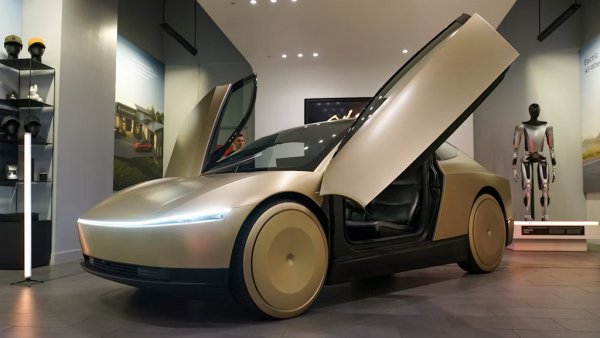 Компанията на Илон Мъск ще докара в Париж своето прословуто роботакси Cybercab. Засега двуместната кола без шофьорска седалка и без волан е само прототип. 

