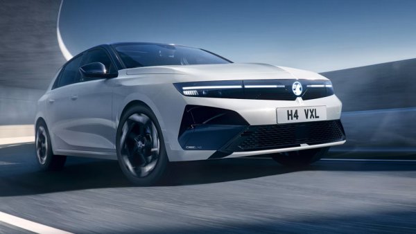 Opel и британският му двойник Vauxhall ще разкрият в Париж концепта STX - на практика поглед към следващото поколение Astra в комби вариант. 
Успоредно с това ще видим и новото GSE Line ниво на оборудване за сегашната Astra. 
