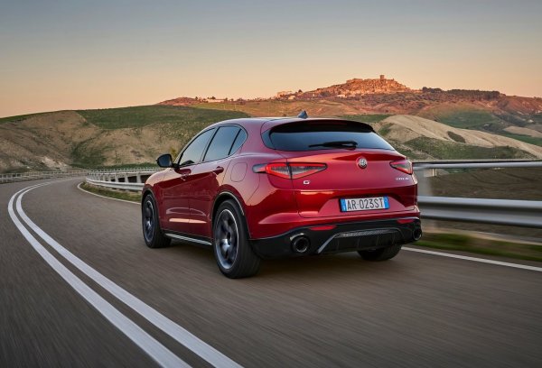 Следващата стъпка е 2,0-литров турбо бензинов четирицилиндров двигател (280 к.с. и 400 Нм). Определено е впечатляваща 5,7 секунди и 230 км/ч. 

На върха на гамата е Stelvio Quadrifoglio, задвижван от 2,9-литров туин-турбо V8 (510 к.с. и 600 Нм). Динамиката е спираща дъха - по-малко от четири секунди до 100 км/ч и над 280 км/ч.